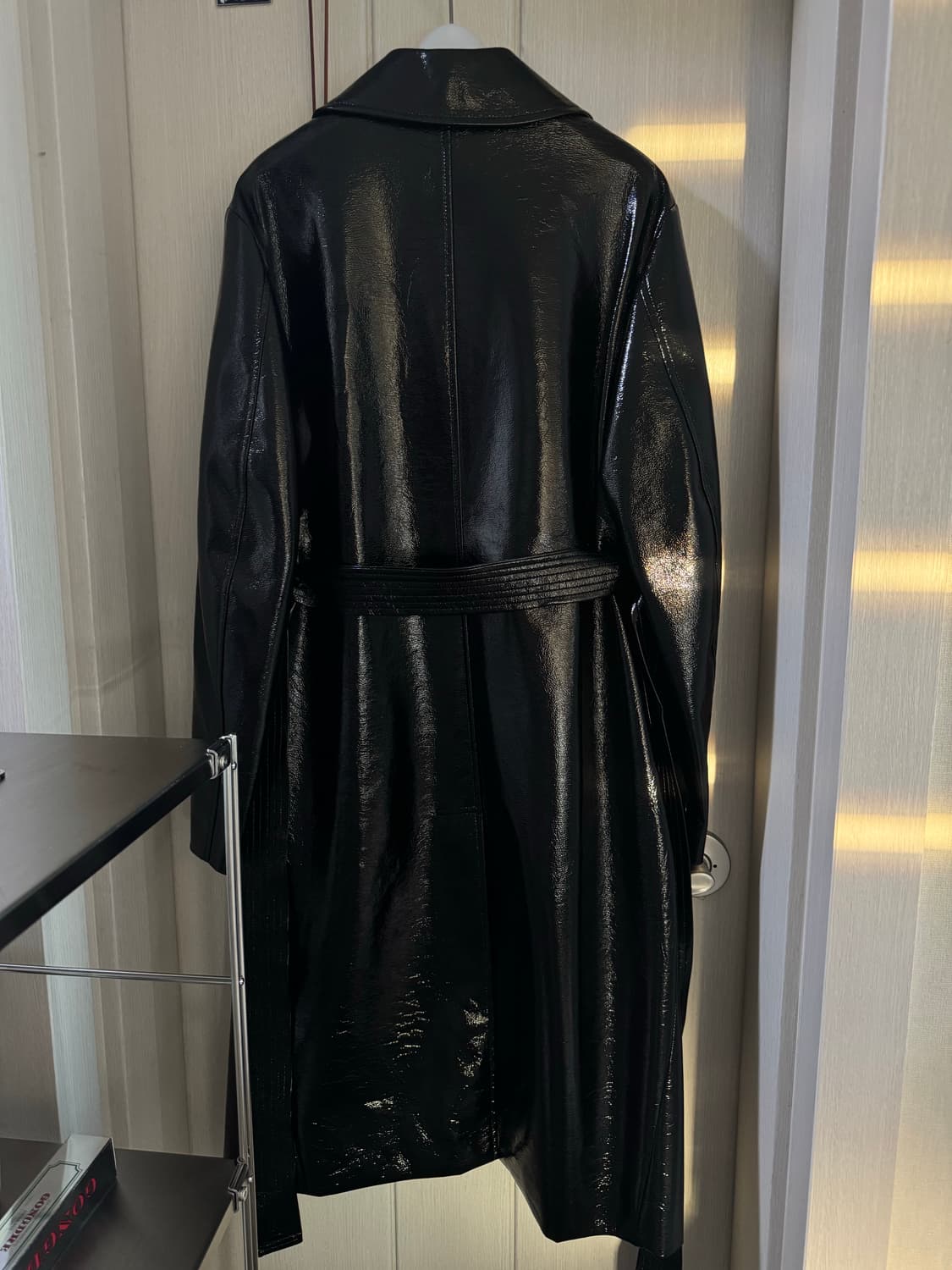 로우클래식 애나멜 페이크레더 롱 코트 상품이미지3