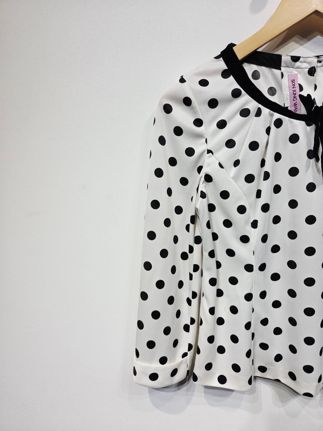손정완(SON JUNG WAN) 도트 패턴 리본 넥 블라우스 상품이미지3
