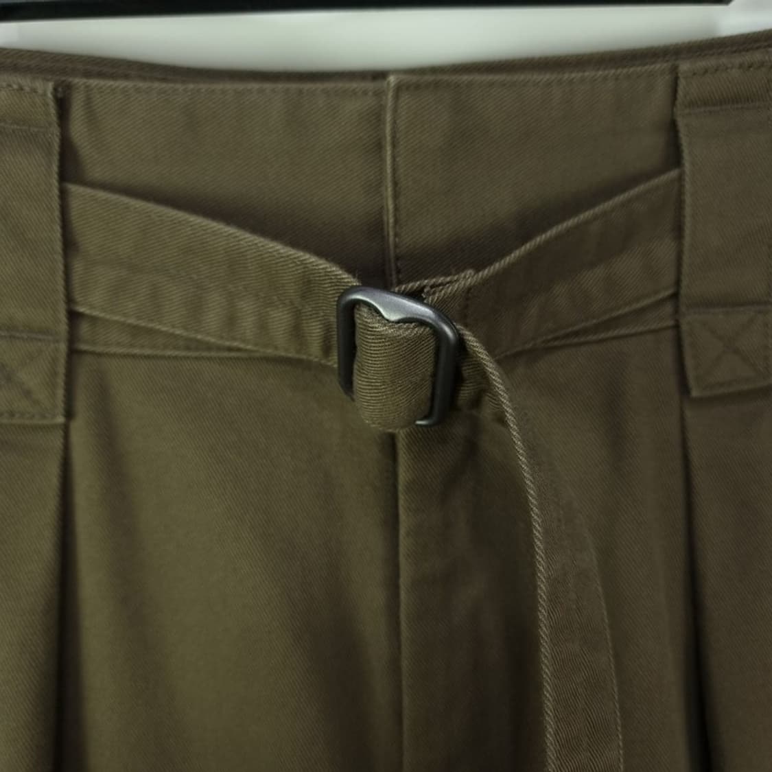 [유니클로 U 르메르] 루즈 핀턱 벵티드 팬츠 올리브 M18816 상품이미지6