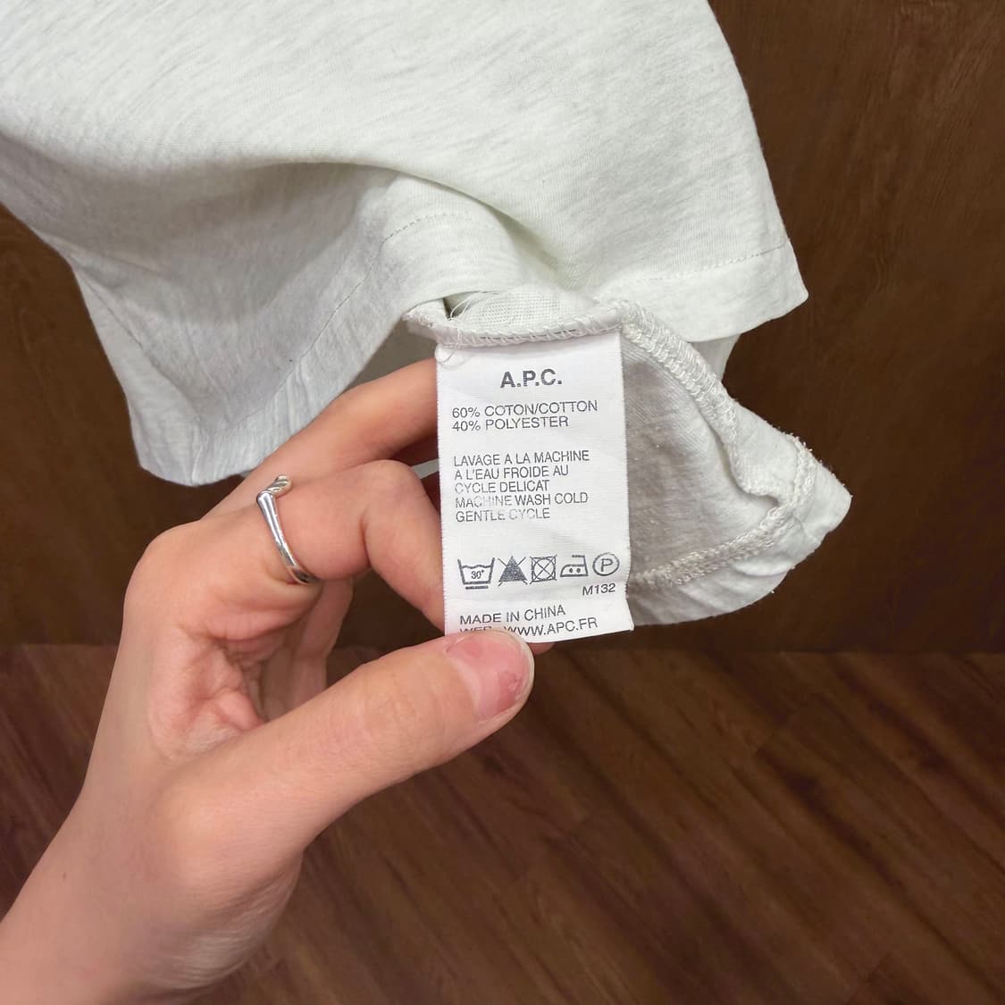 아페쎄 코튼 반팔 티셔츠 미니 자수 라운드넥 무지 디테일 레귤러핏 화이트 상품이미지8