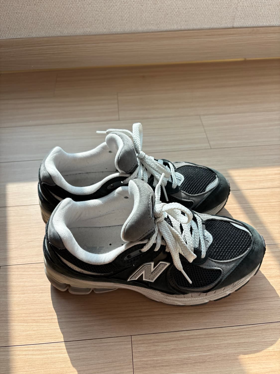 뉴발란스 2002R 프리미엄 빈티지 블랙 상품이미지1