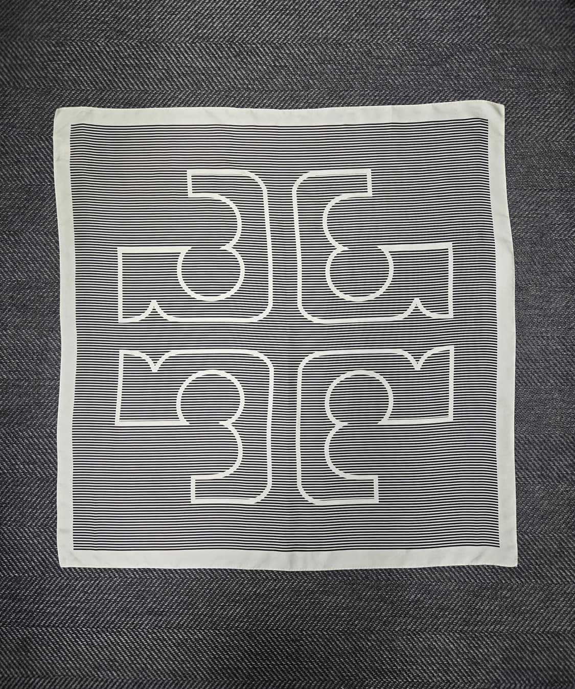 토리버치 24ss 핀스트라이프 로고 실크 스퀘어 스카프 상품이미지1