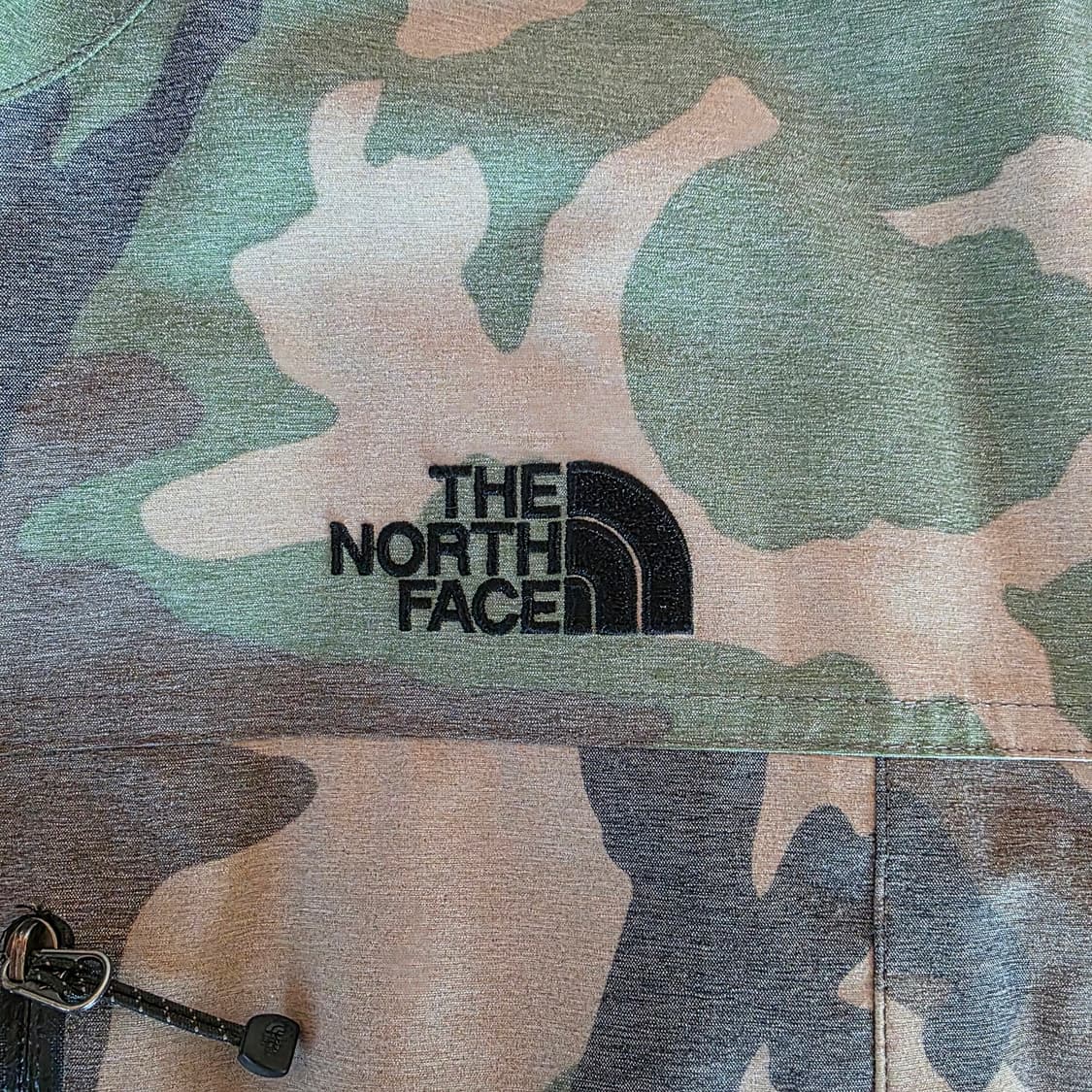 민트급상태!! 일본판 노스페이스 노벨티 카모플라쥬 바람막이 L(105) 상품이미지3