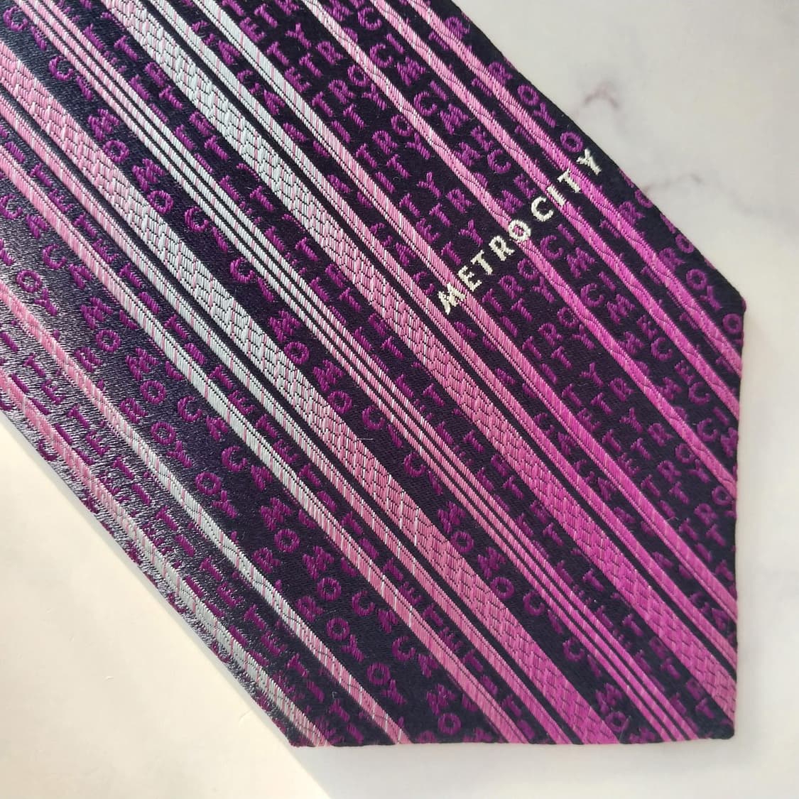 메트로시티 실크 스트라이프 로고 넥타이 8.8cm A+등급 K1452
 상품이미지9