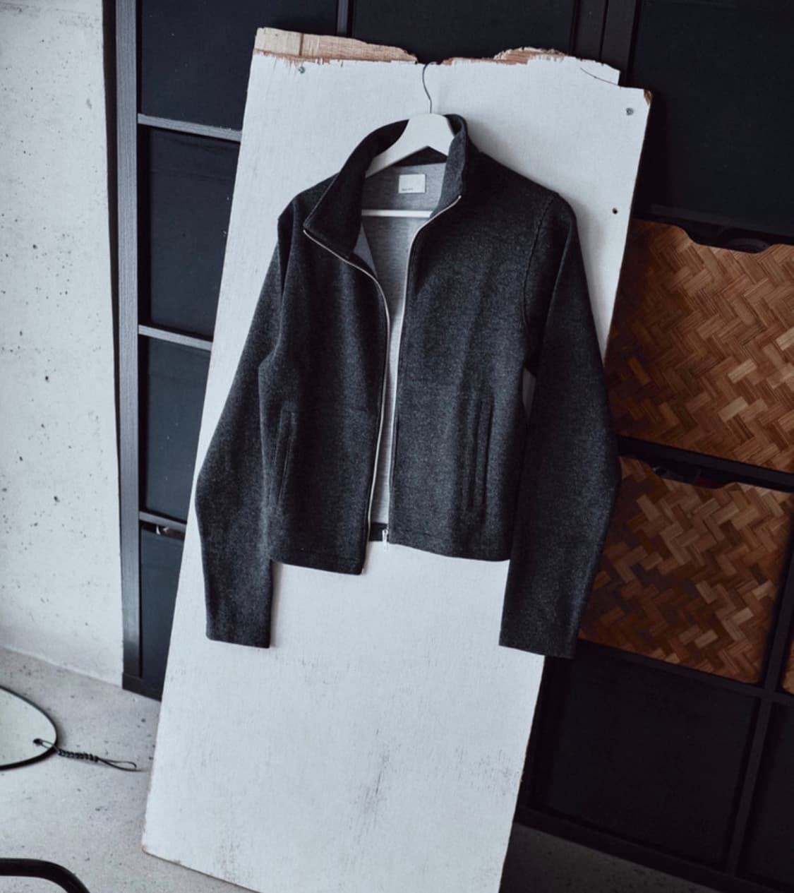 모노프리베  텍스쳐드 하이넥 집업 챠콜 상품이미지1