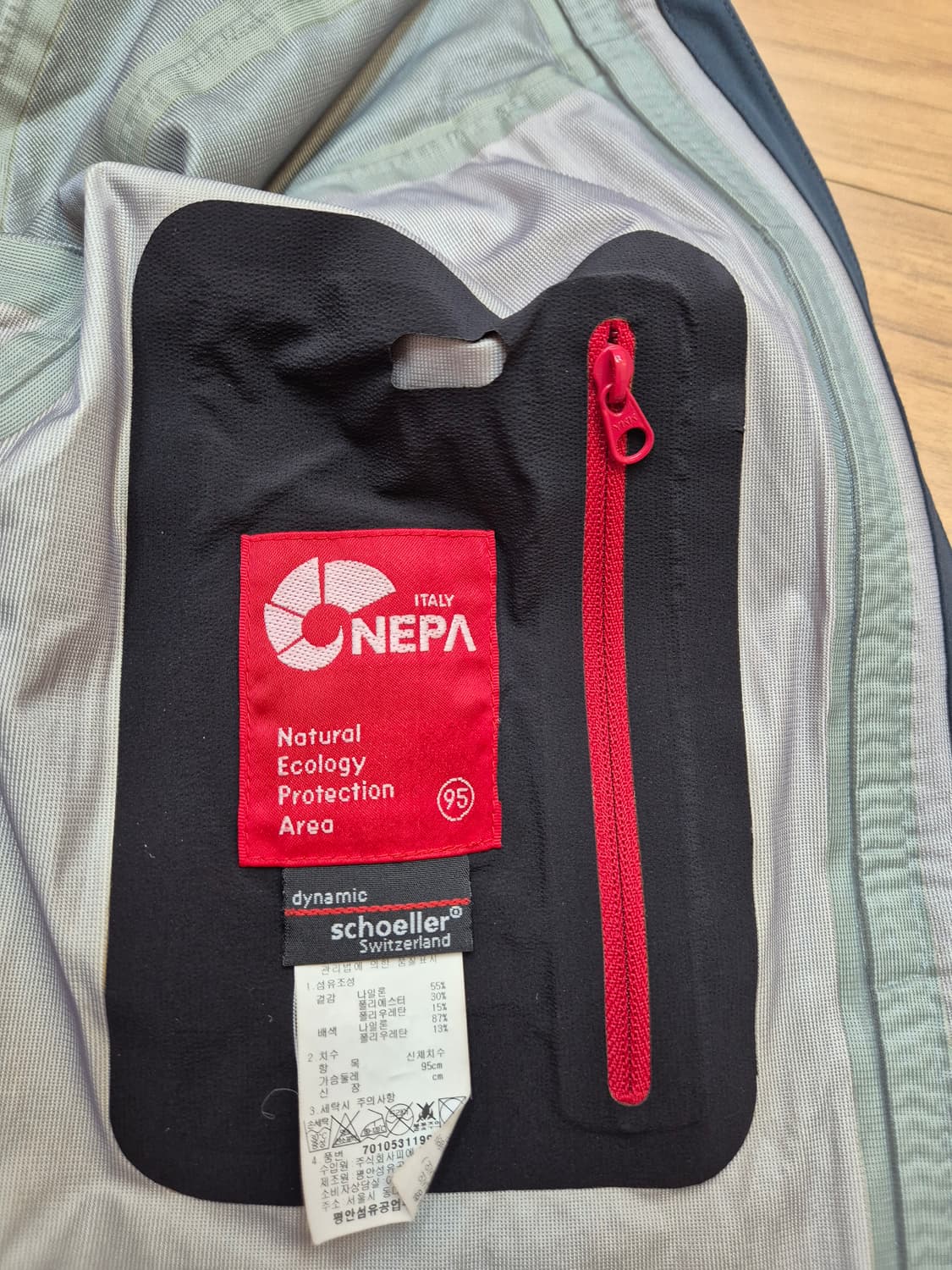 네파 남성 바람막이 자켓입니다. 짙은 색상이라 때 탈 걱정 없이 편하게  상품이미지7