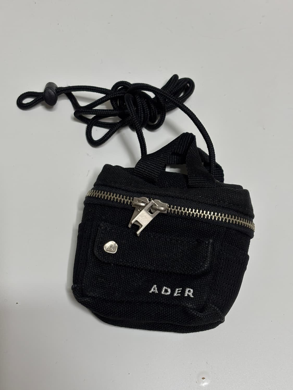 아더에러 스몰토트백 블랙 상품이미지3