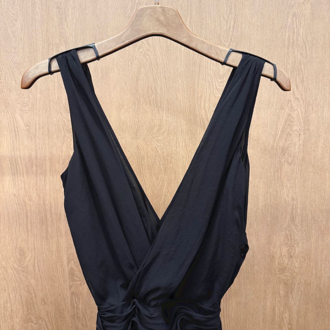 아르마니 익스체인지 슬리브리스 미니 원피스 셔링 디테일 딥브이 블랙 상품이미지4