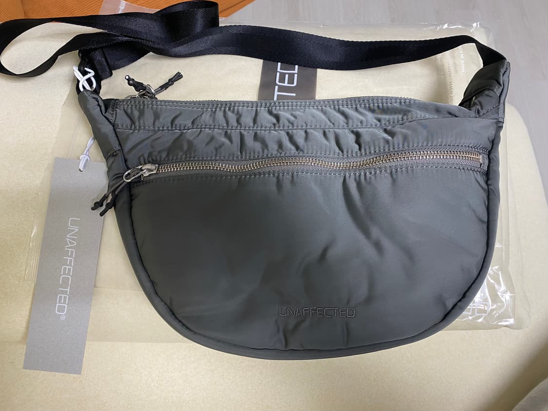 언어펙티드 로고 바디 크로스백 새상품 상품이미지2