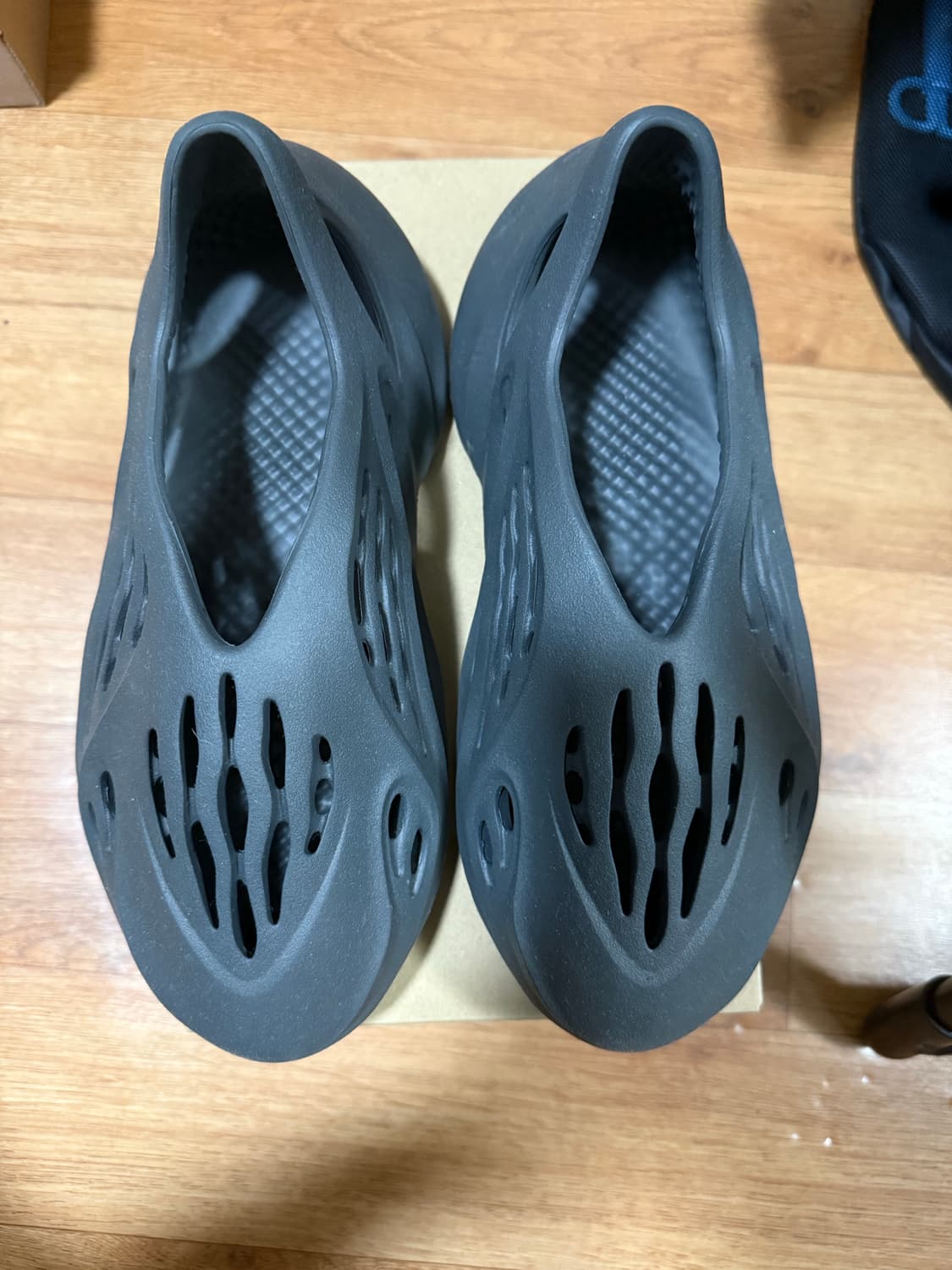 [255] 이지 폼러너 오닉스 상품이미지2