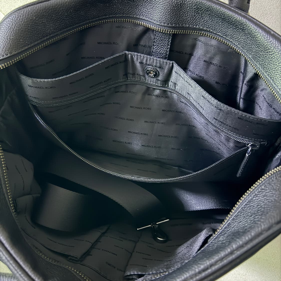 마이클코어스 남성 브리프 서류가방 2way 토트&크로스백 상품이미지9