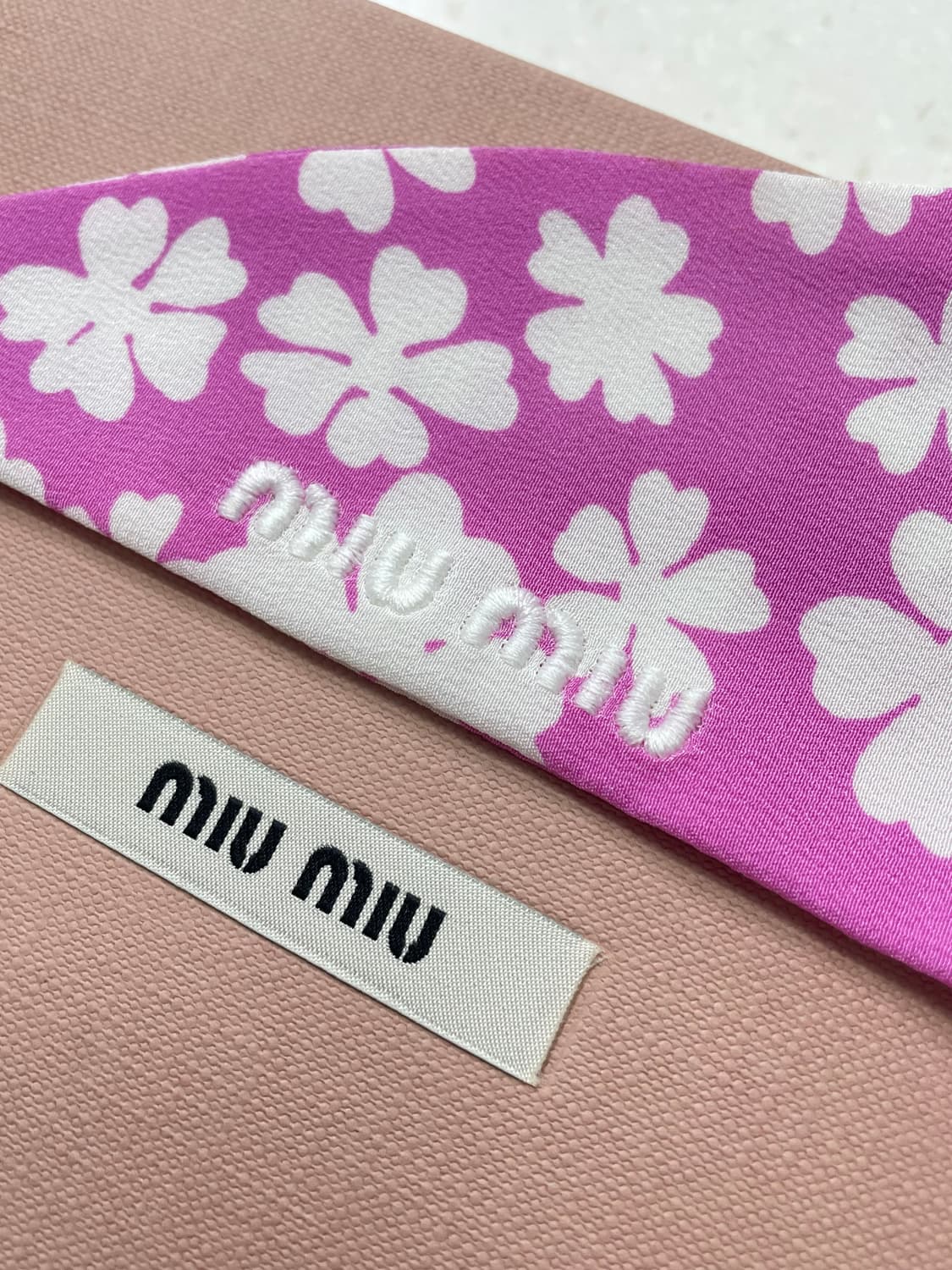 새상품 미우미우 헤어밴드 스크런치 스카프 곱창 핑크 컬러 상품이미지6