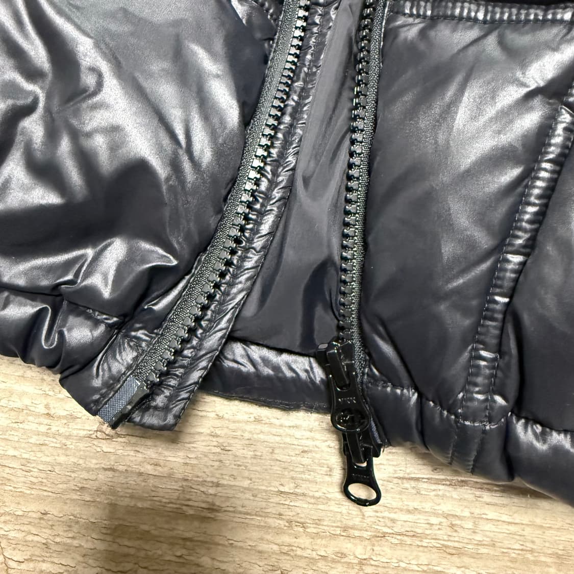 노매뉴얼 TRACK DUCK DOWN VEST - GLOSSY BLACK 상품이미지8