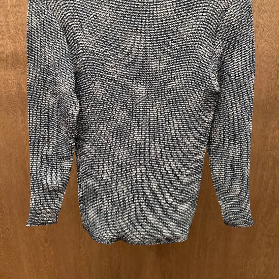 JPN 슬림핏 긴팔 니트 탑 세로 플리츠 텍스처 디테일 블랙 차콜 그레이 상품이미지5