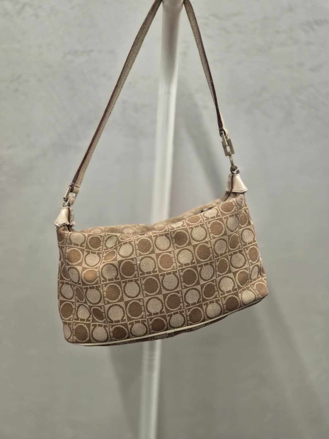 페라가모 간치니 호보백 상품이미지2