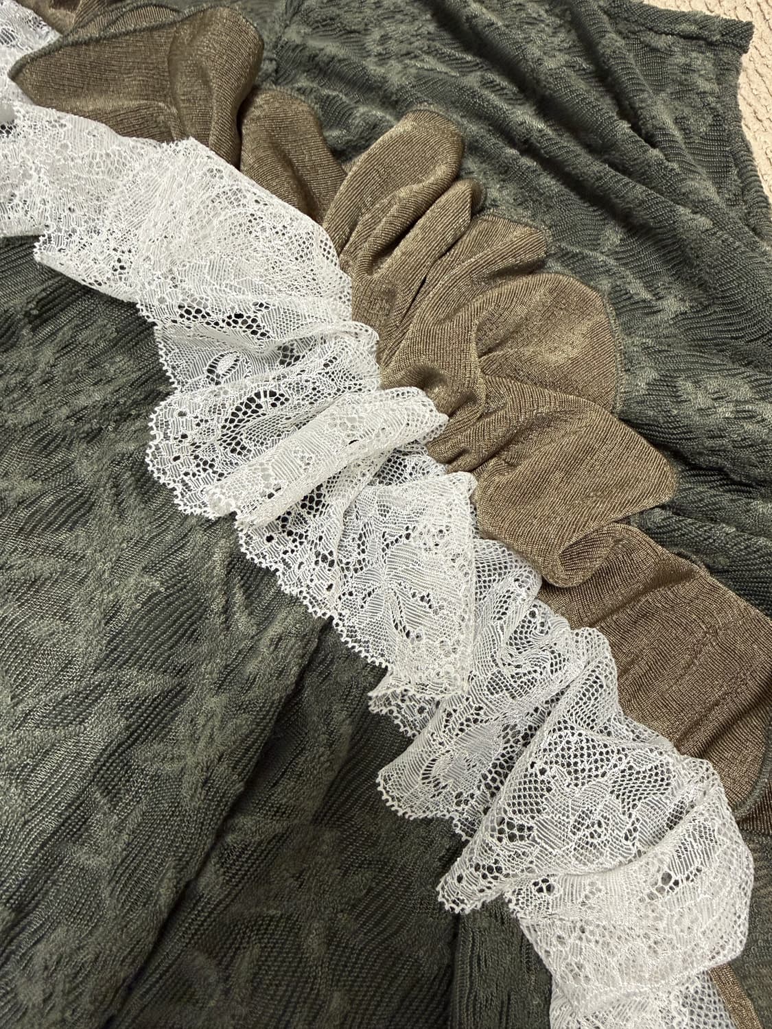 Doublepunch Ruffle Metal Top Khaki 상품이미지5