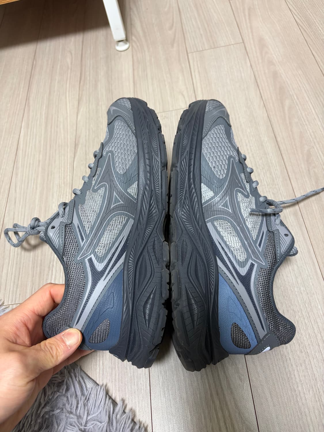 미즈노 레이서 V2 그레이블랙 260사이즈 상품이미지6