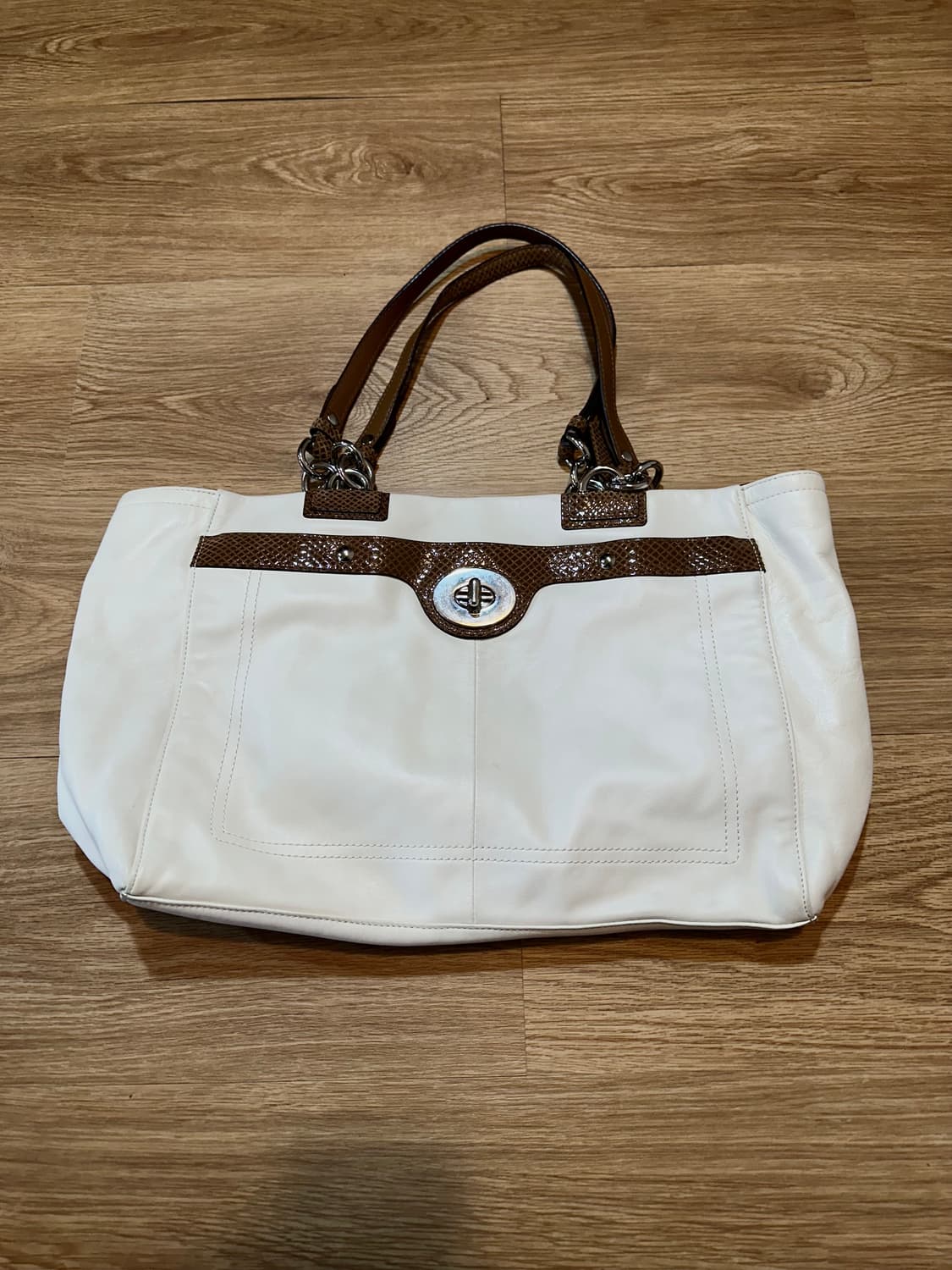 코치 숄더백 상품이미지1