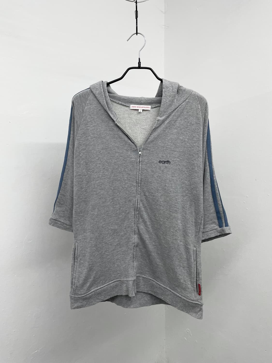 얼스뮤직앤이콜로지 그레이 로고 후드집업 상품이미지4