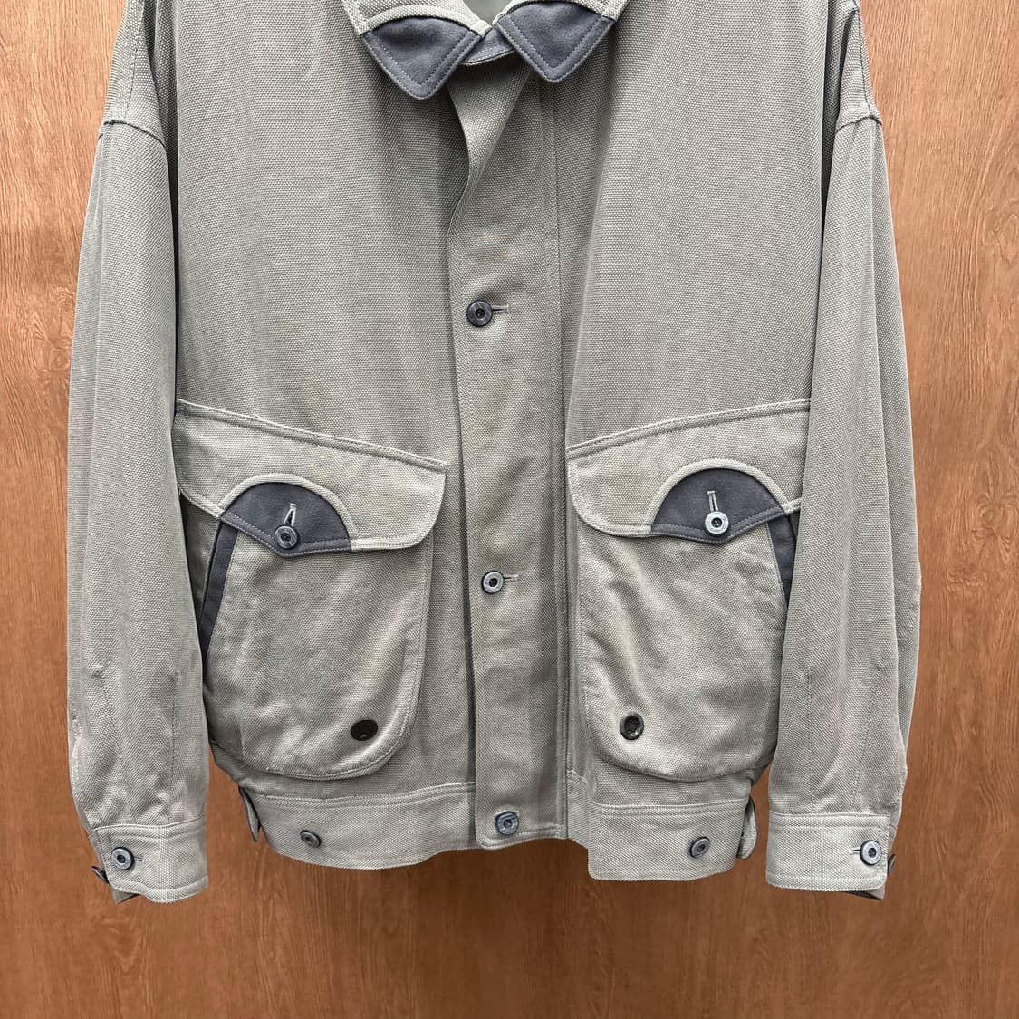  란셀 카라넥 자켓 투톤 배색 밑단 버튼 탭 후면 로고 자수 라이트 카키 상품이미지5