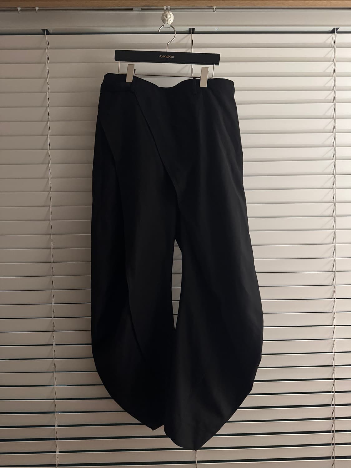 25SS 커브드 랩 팬츠 블랙 상품이미지1