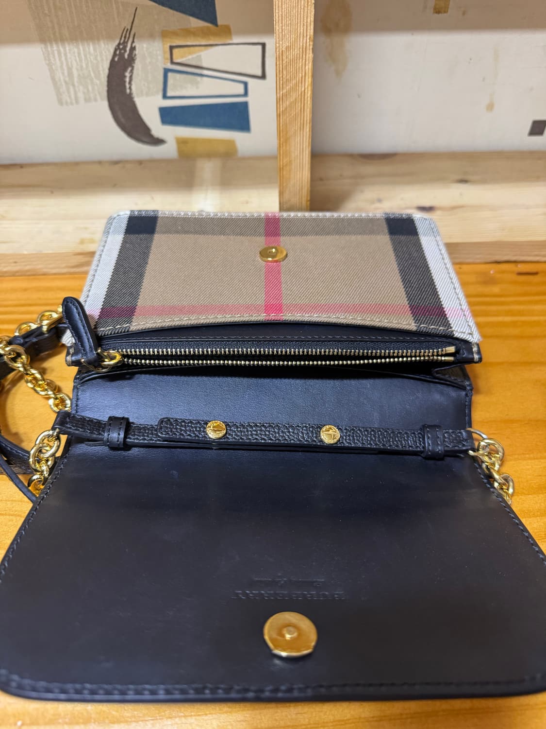 버버리 뉴햄프셔 블랙 레더 체인 크로스백 상품이미지3