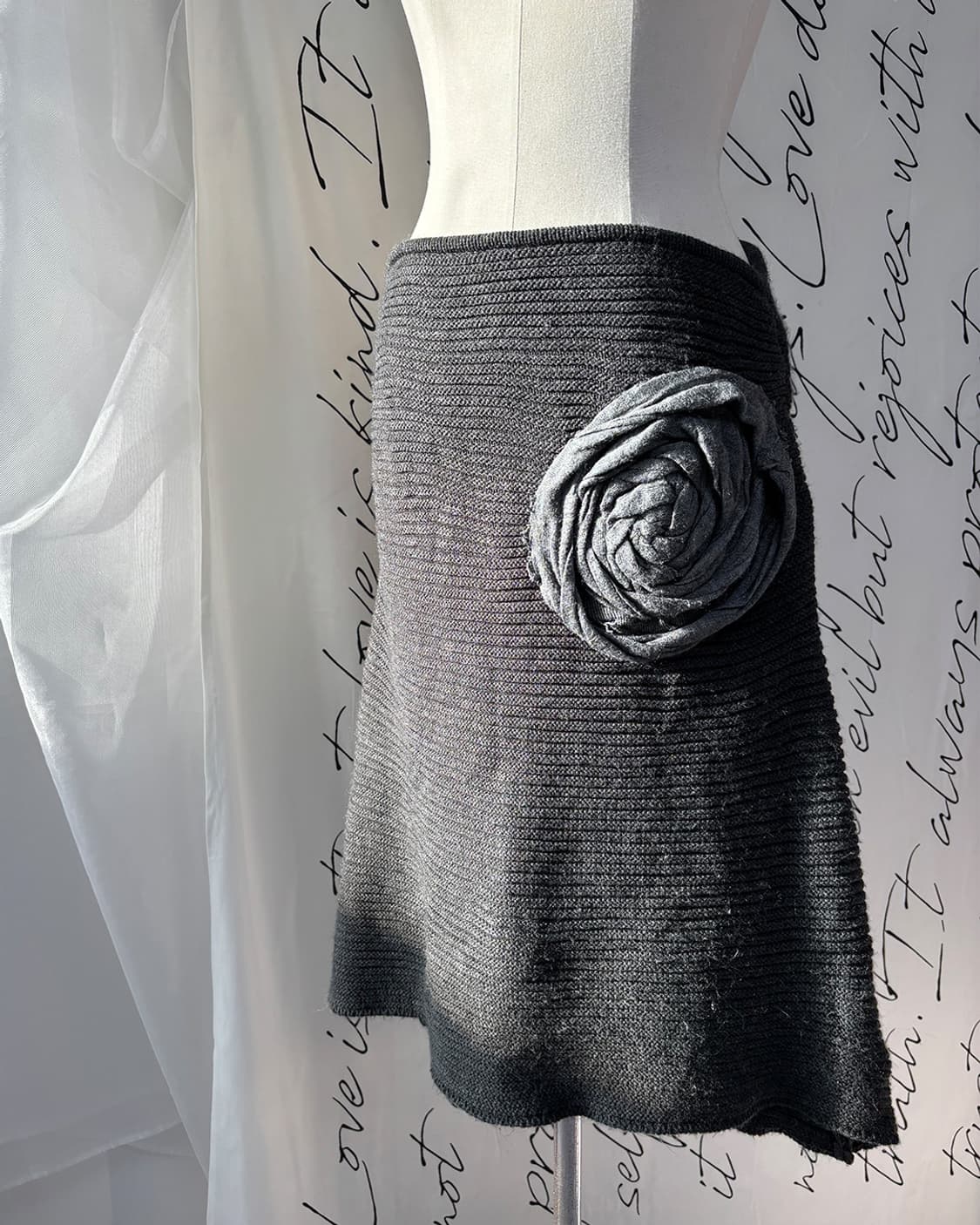 Dark cloudy 플라워 아플리케 포인트 니트 셔링 스커트 상품이미지1