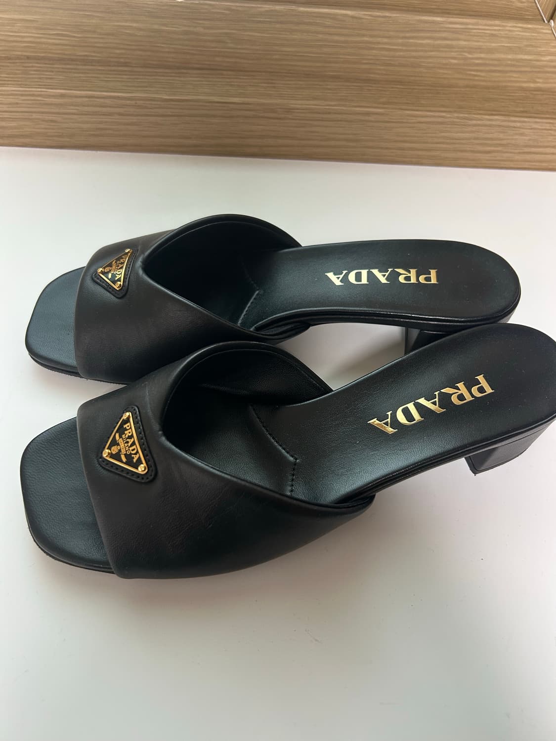 정품) 프라다 패딩 나파 가죽 샌들 36 상품이미지3