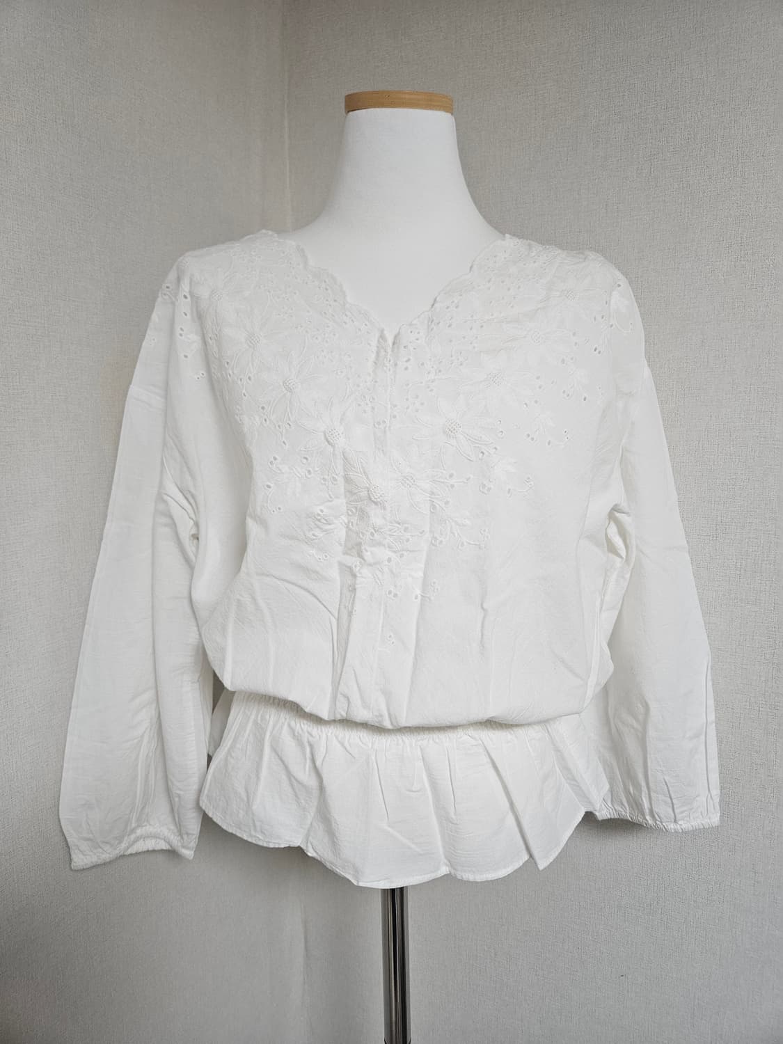 자수 브이넥 블라우스 상품이미지2