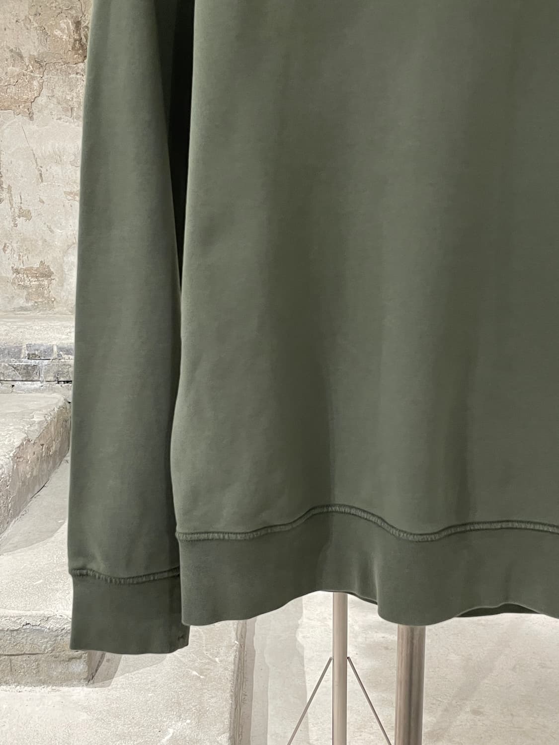 스톤 아일랜드 라이트 카키 와펜 크루넥 스웻 셔츠 상품이미지4