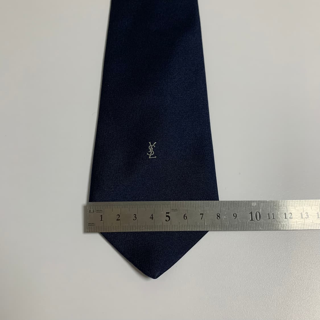 입생로랑(YSL) 심플로고 다크네이비 단색 명품넥타이 100폴리 8cm 상품이미지10