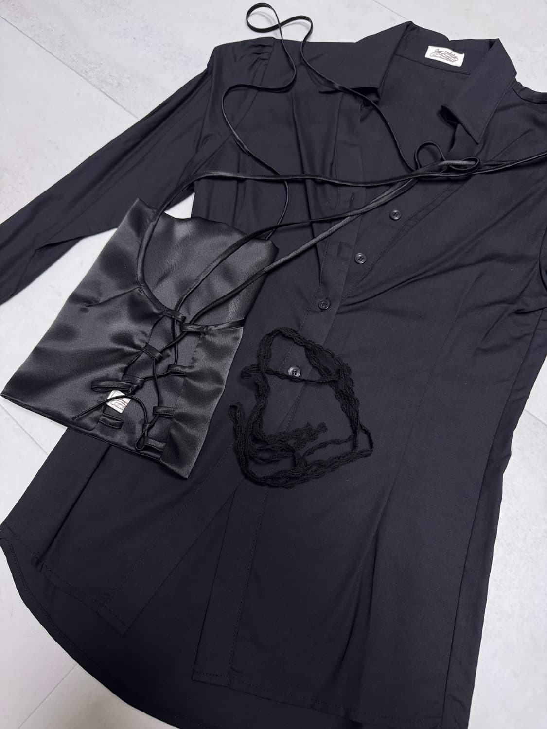 윤비누 클리시어 코프 콜라보 블라우스 블랙버전 상품이미지5