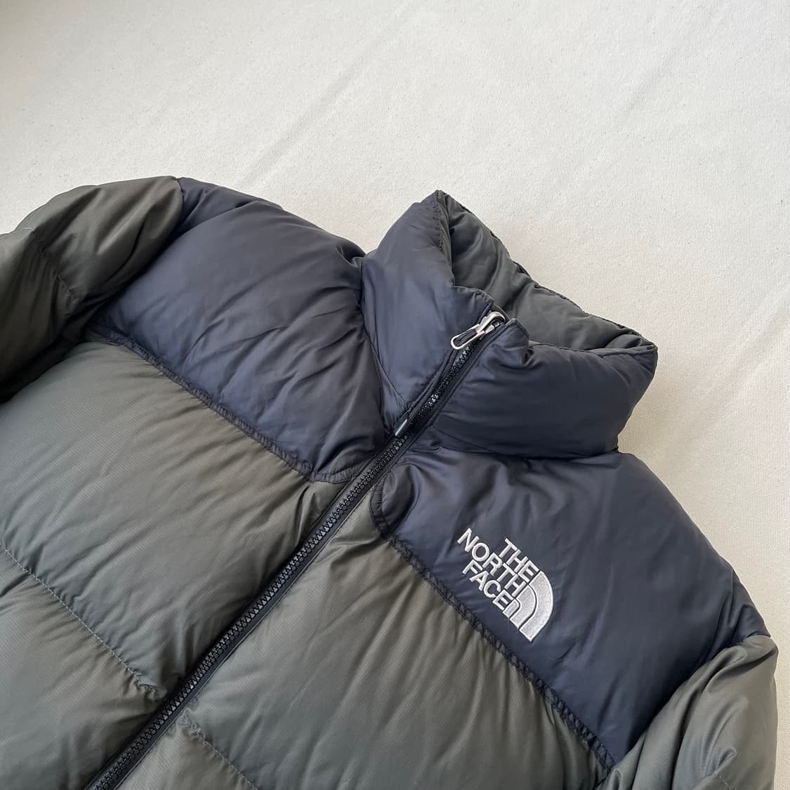 노스페이스 센터로고 눕시 700 다운 자켓 상품이미지2