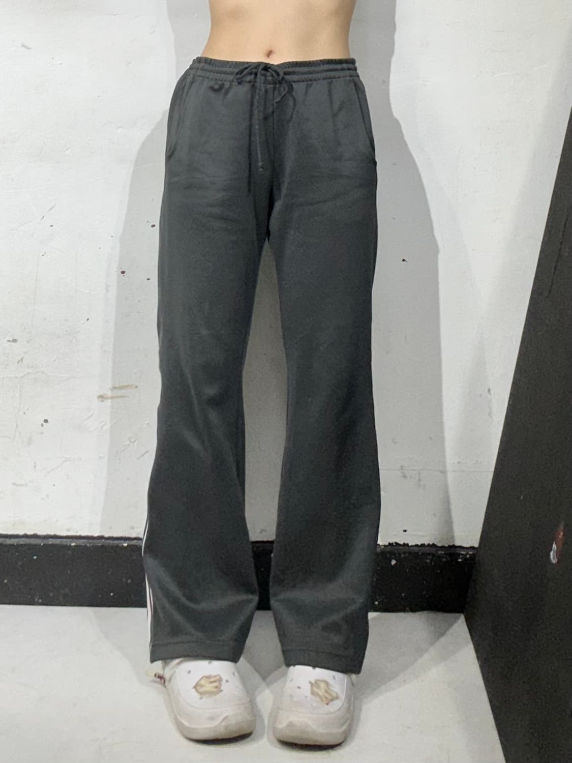 아디다스 차콜 화이트 삼선 사이드 로고 와이드 부츠컷 대대장 팬츠 L 상품이미지2