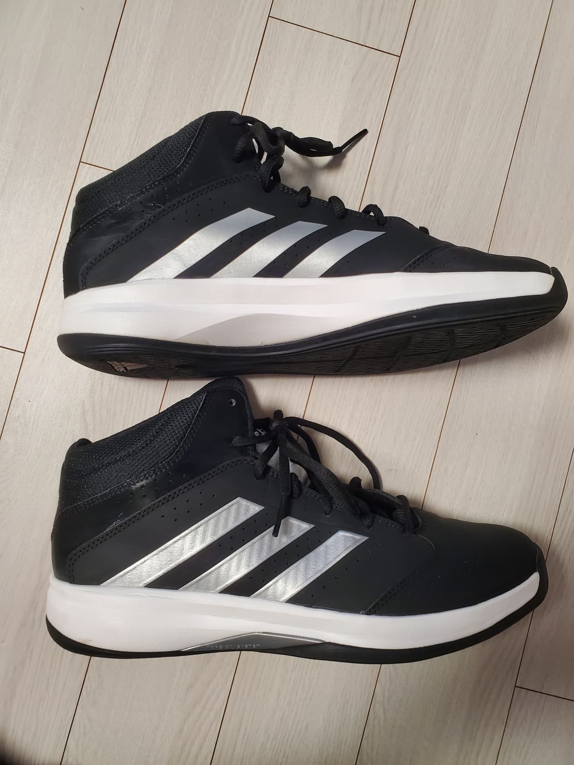 아디다스 아이솔레이션 2 스니커즈 농구화270

바닥닳음 거의없고 하자오 상품이미지5