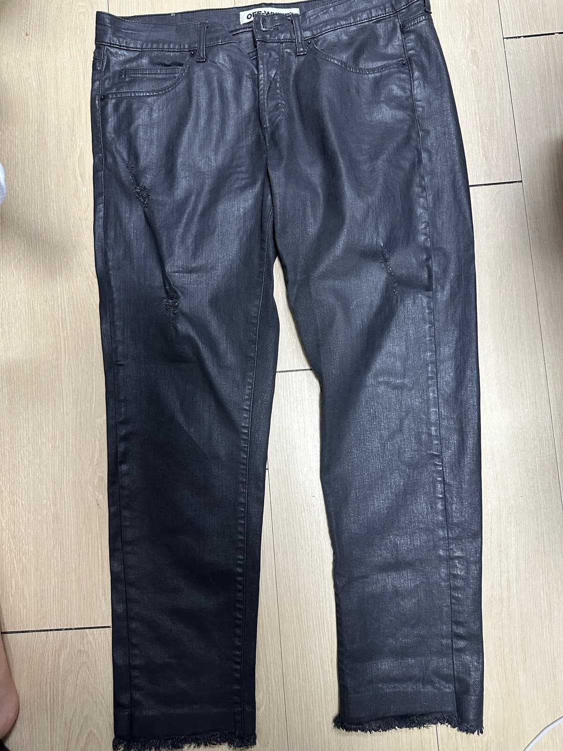 오프화이트 블랙커팅 크롭진 상품이미지1