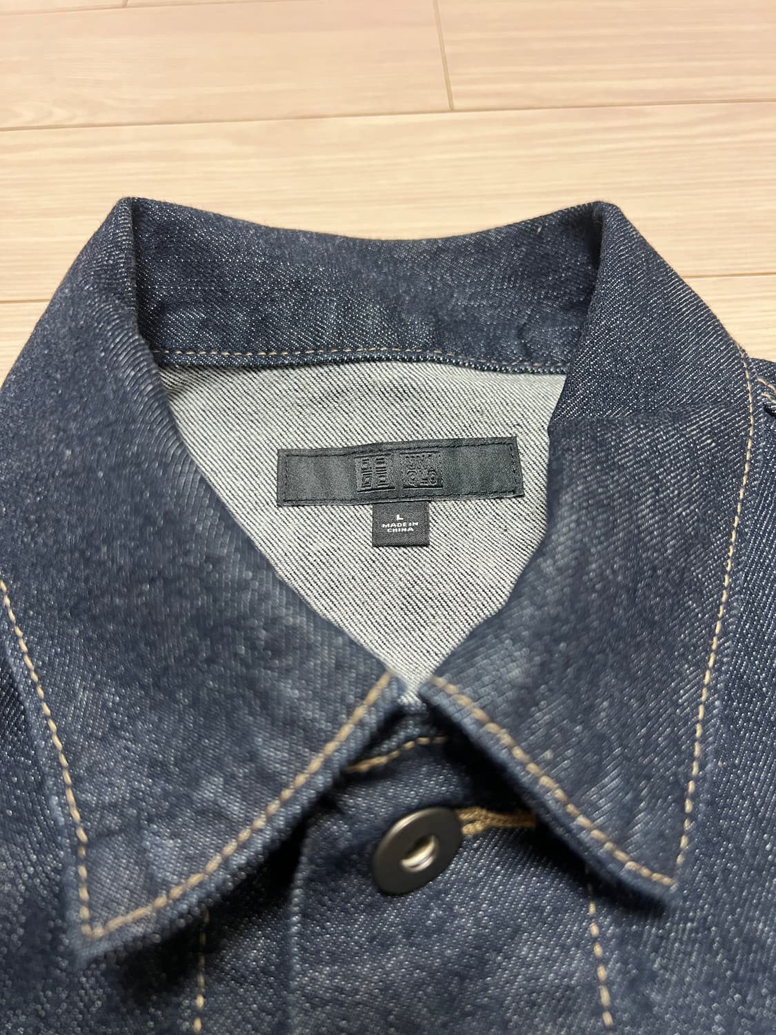 유니클로 U 셀비지 데님 트러커 자켓 / 인디고 / L (미착용) 상품이미지7