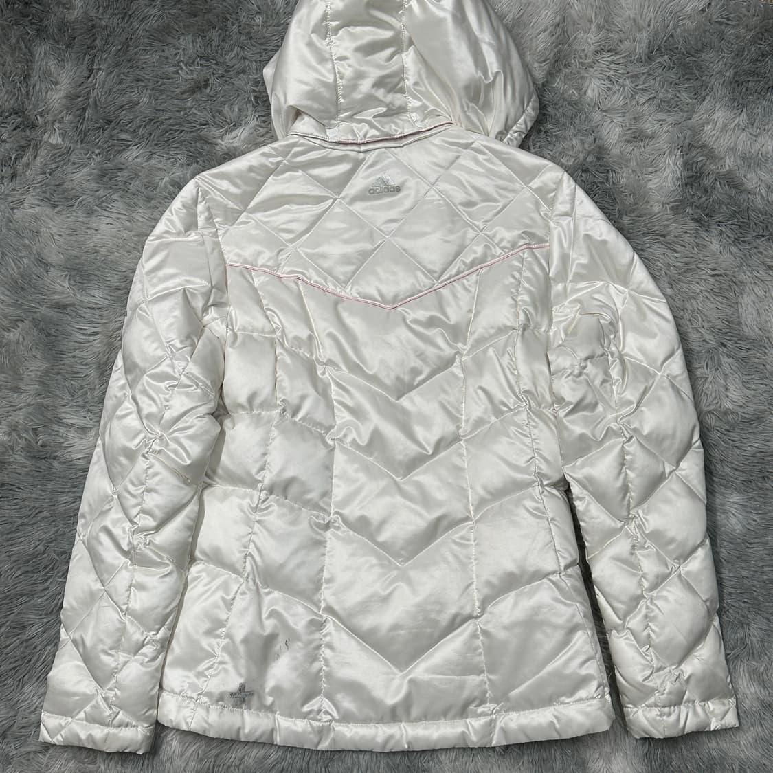 아디다스 딸기우유 화이트 유광 대장급 패딩  상품이미지3
