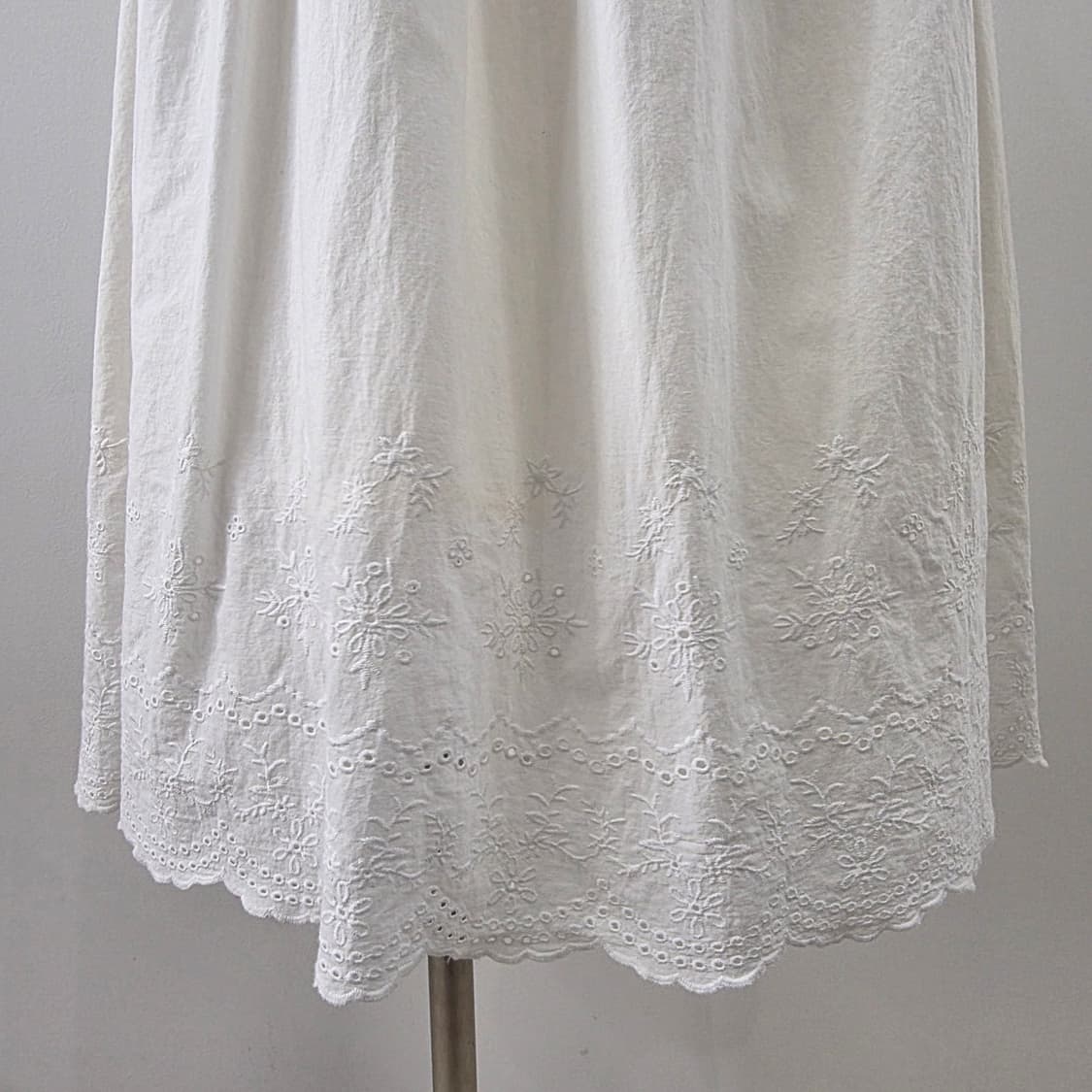 COLZA 화이트 코튼 자수 밴딩 롱스커트 상품이미지3