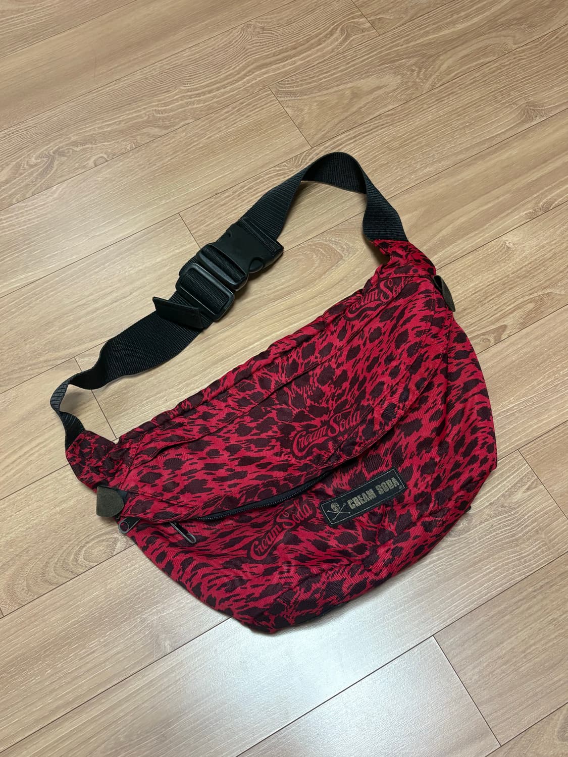 크림소다 레오파드 크로스백 상품이미지1