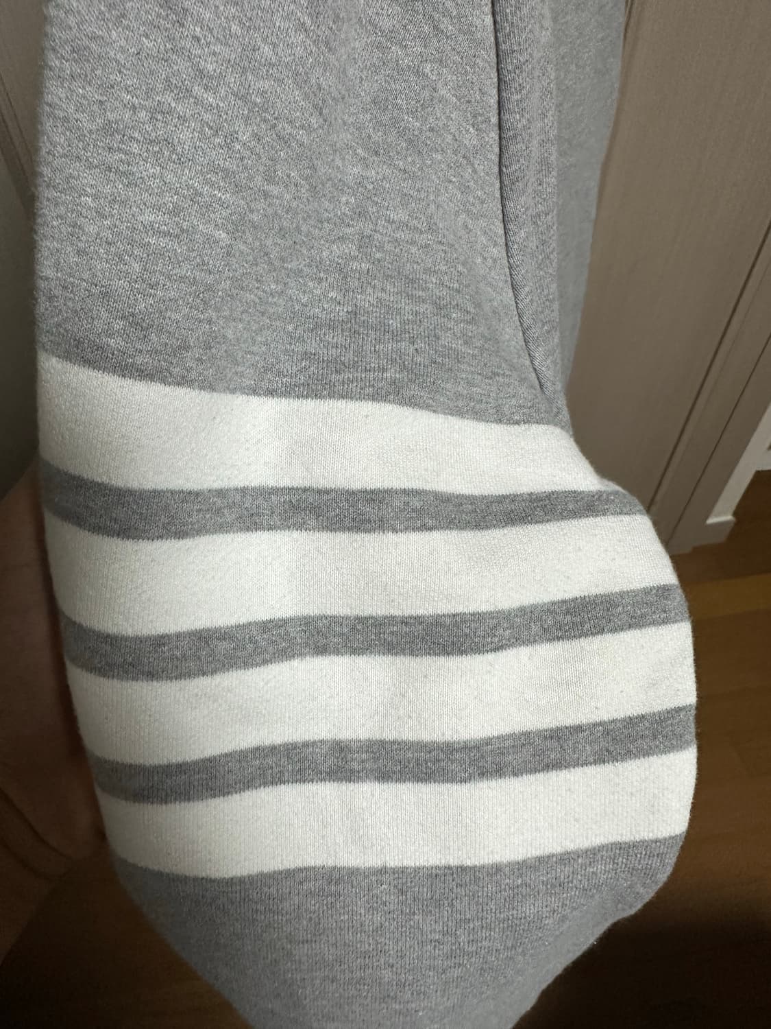 톰브라운 맨투맨 그레이 상품이미지5