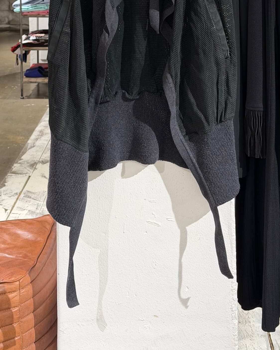 아이작 세럼 블랙 펀칭 카프스킨 레더 베스트 상품이미지5