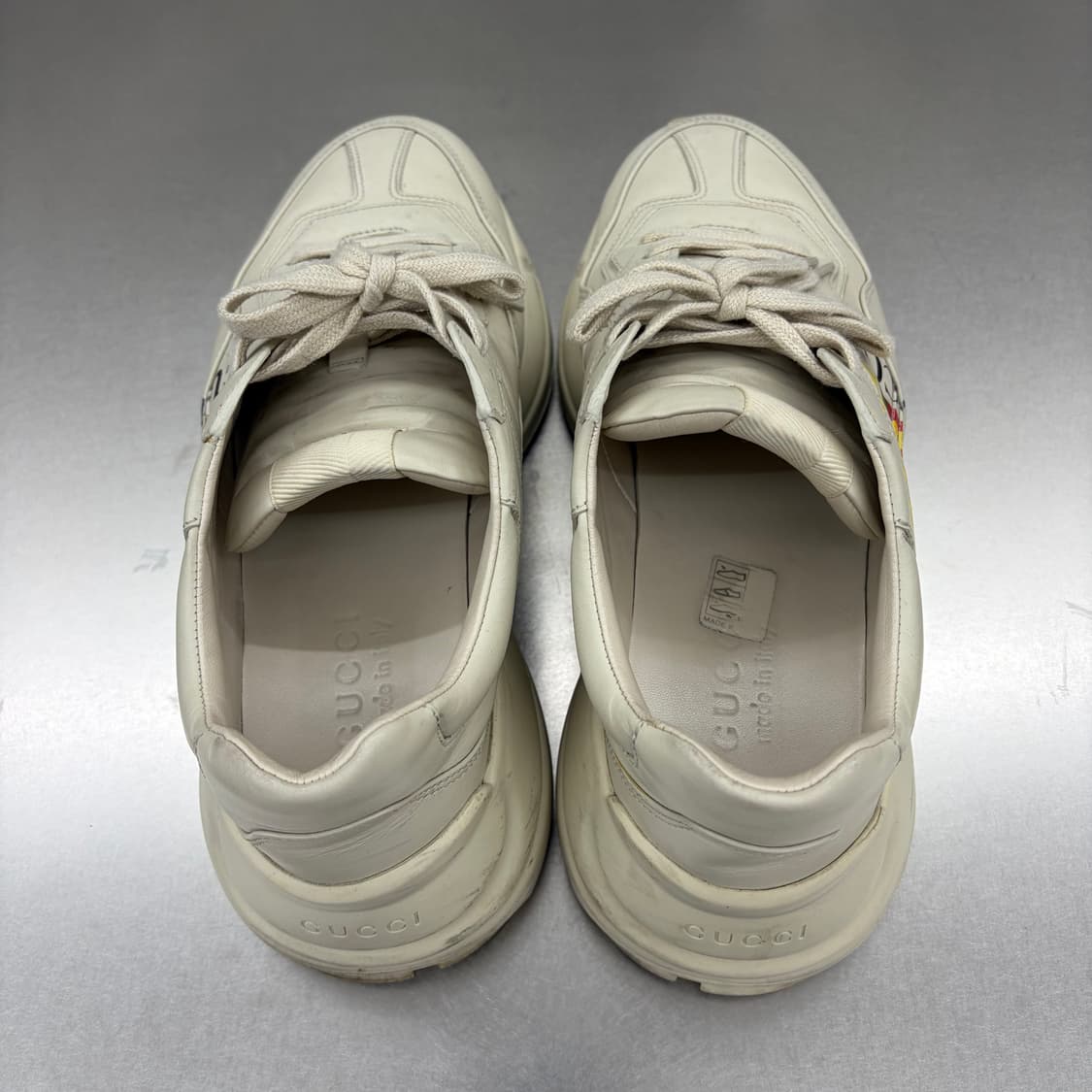구찌 롸이톤 레더 스니커즈 스퀘어 로고 상품이미지4