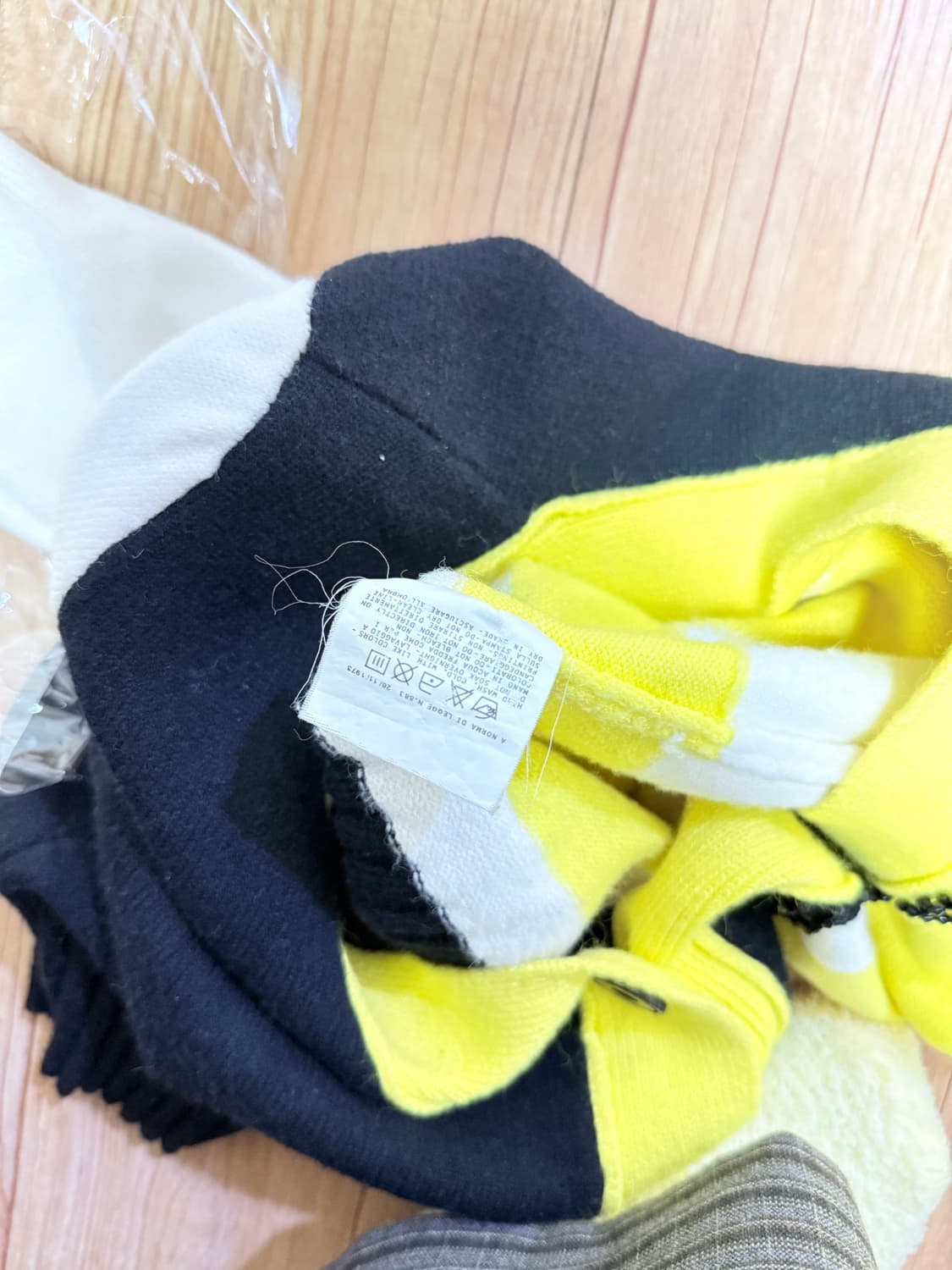     [FENDI] 펜디 비즈 디테일 컬러블록 가디건 상품이미지4