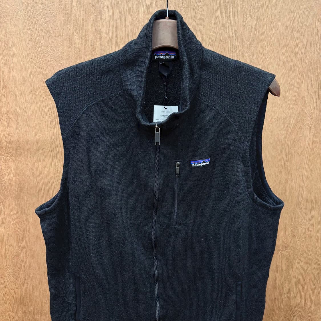 파타고니아 시그니처 플리스 집업 베스트 로고 패치 지퍼 포켓 디테일 블랙 상품이미지4