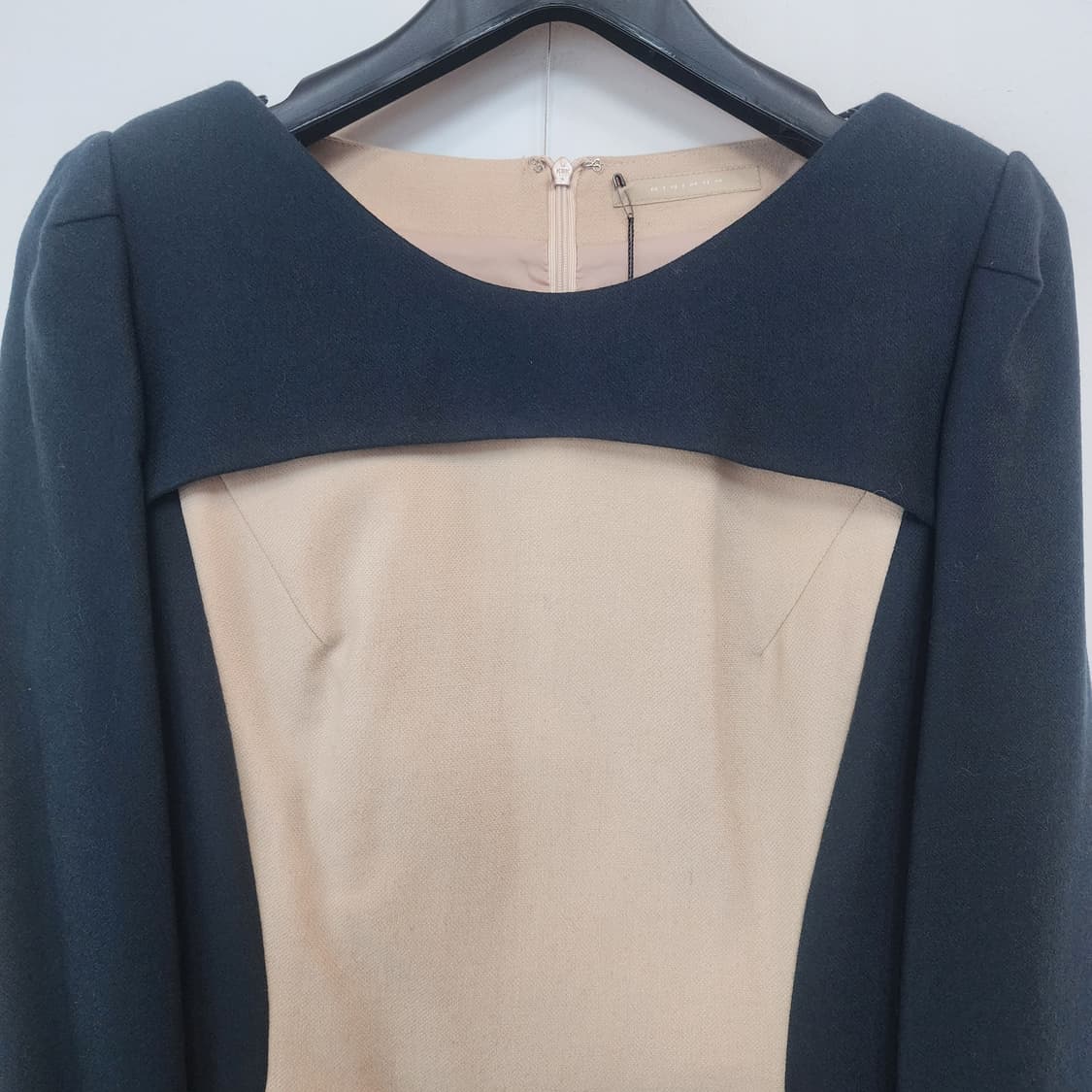 미니멈 블랙/베이지 배색 원피스 상품이미지2