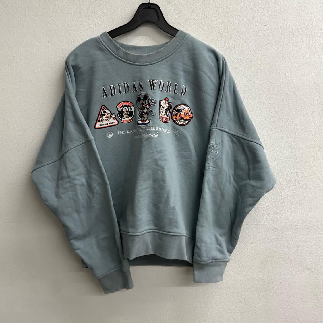 아디다스 크롭 월드 디즈니 콜라보 맨투맨 S 상품이미지1