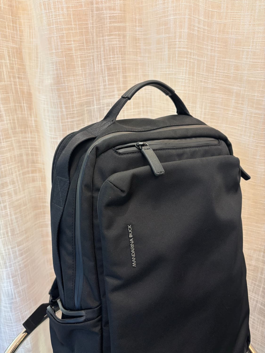 정품 만다리나덕 블랙 백팩     상품이미지4