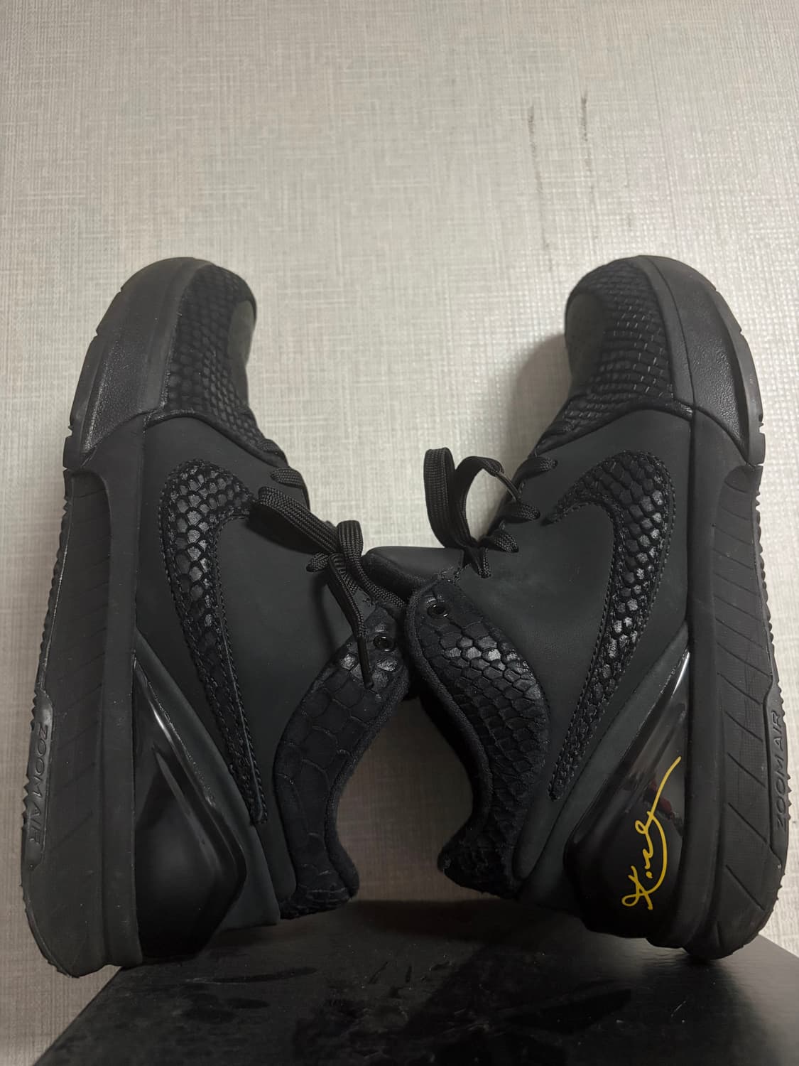 [265]나이키 코비4 프로트로 블랙 유니버시티 골드 상품이미지1