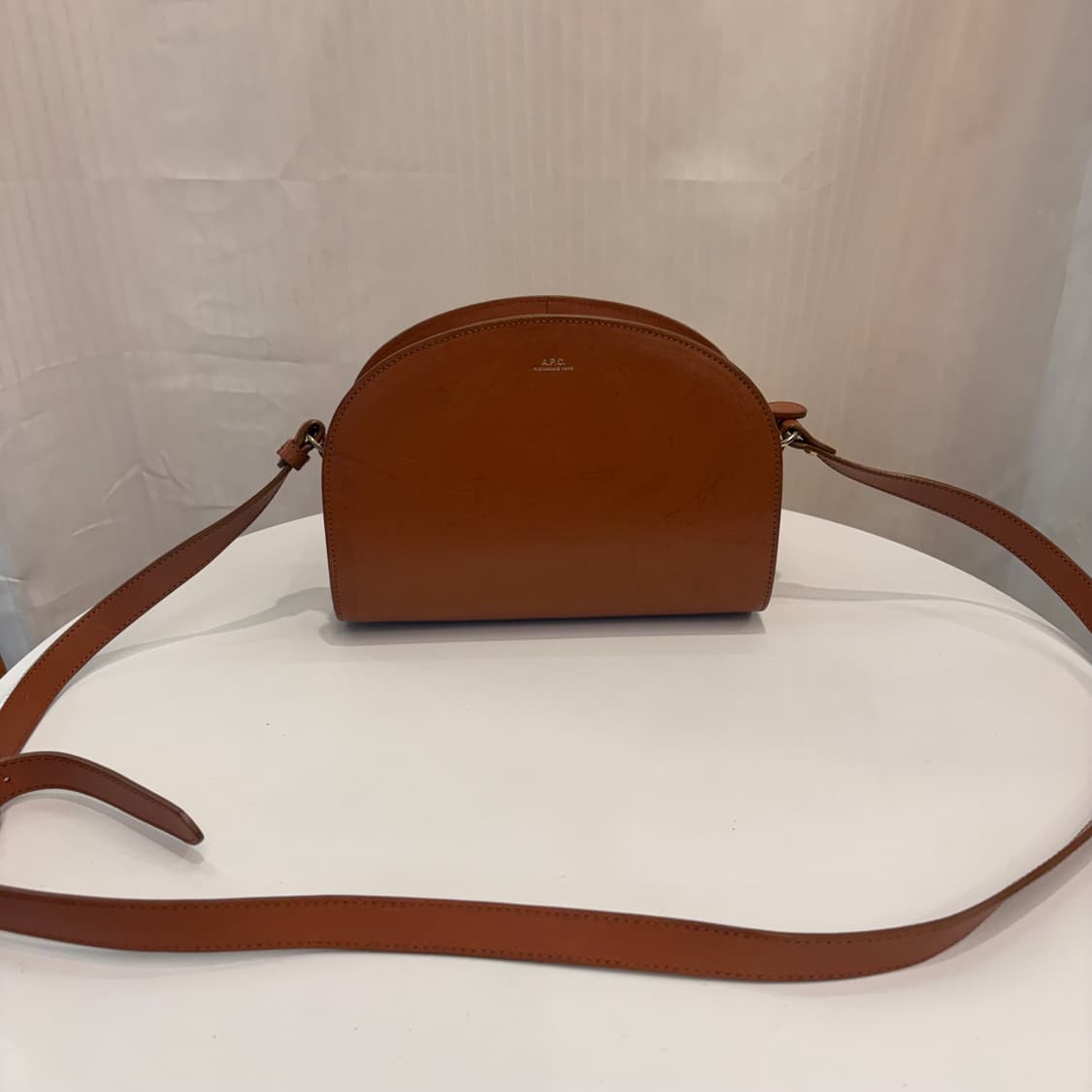 정품 아페쎄 하프문 크로스백     상품이미지1